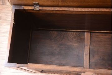 アンティーク家具　イギリスアンティーク　オーク材製　上品な彫刻の古いサイドボード