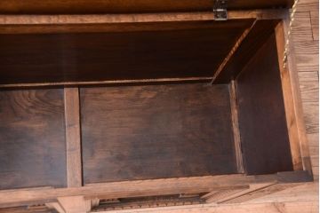 アンティーク家具　イギリスアンティーク　オーク材製　上品な彫刻の古いサイドボード