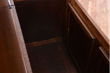 アンティーク家具　イギリスアンティーク　オーク材製　上品な彫刻の古いサイドボード