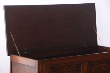 アンティーク家具　イギリスアンティーク　オーク材製　上品な彫刻の古いサイドボード