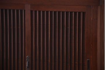 アンティーク家具　古民具・骨董　縦桟引き戸付きのアンティーク階段箪笥