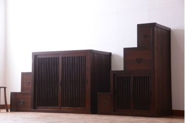 アンティーク家具　古民具・骨董　縦桟引き戸付きのアンティーク階段箪笥