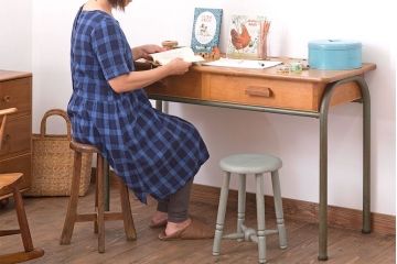 ヴィンテージ家具　イギリスビンテージ　オーク材製の珍しい鉄脚デスク(平机)