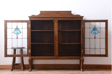 アンティーク家具　イギリスアンティーク　ステンドグラス入り!オーク材製の上品で小ぶりなキャビネット(収納棚)