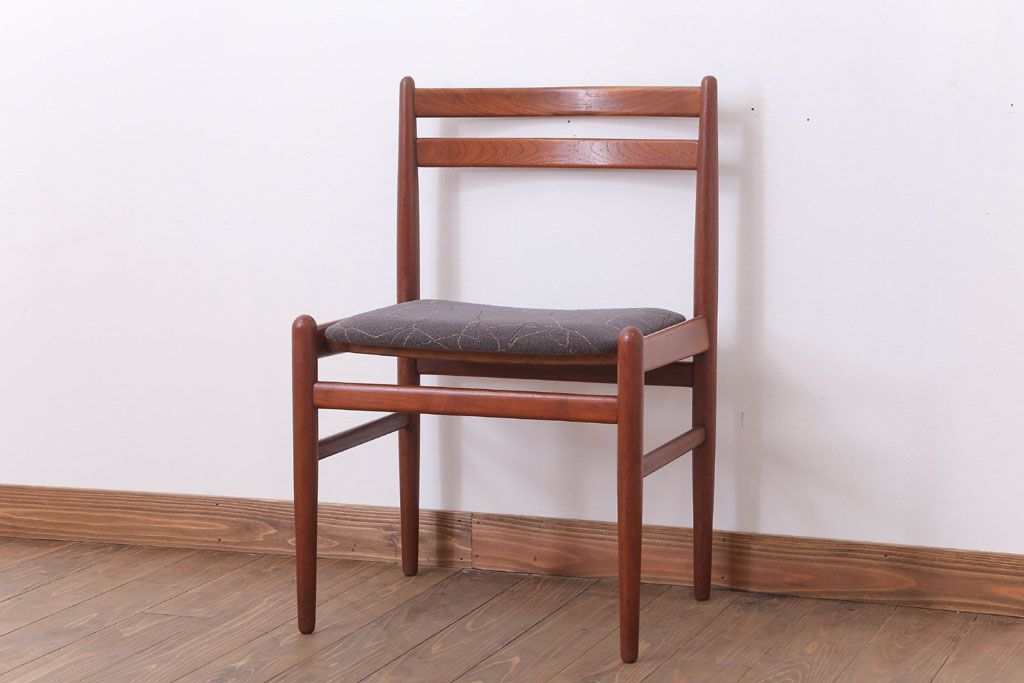 ヴィンテージ家具　北欧ビンテージ　チーク材のシンプルなダイニングチェア(1)
