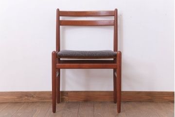 ヴィンテージ家具　北欧ビンテージ　チーク材のシンプルなダイニングチェア(1)