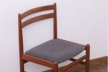ヴィンテージ家具　北欧ビンテージ　チーク材のシンプルなダイニングチェア(1)