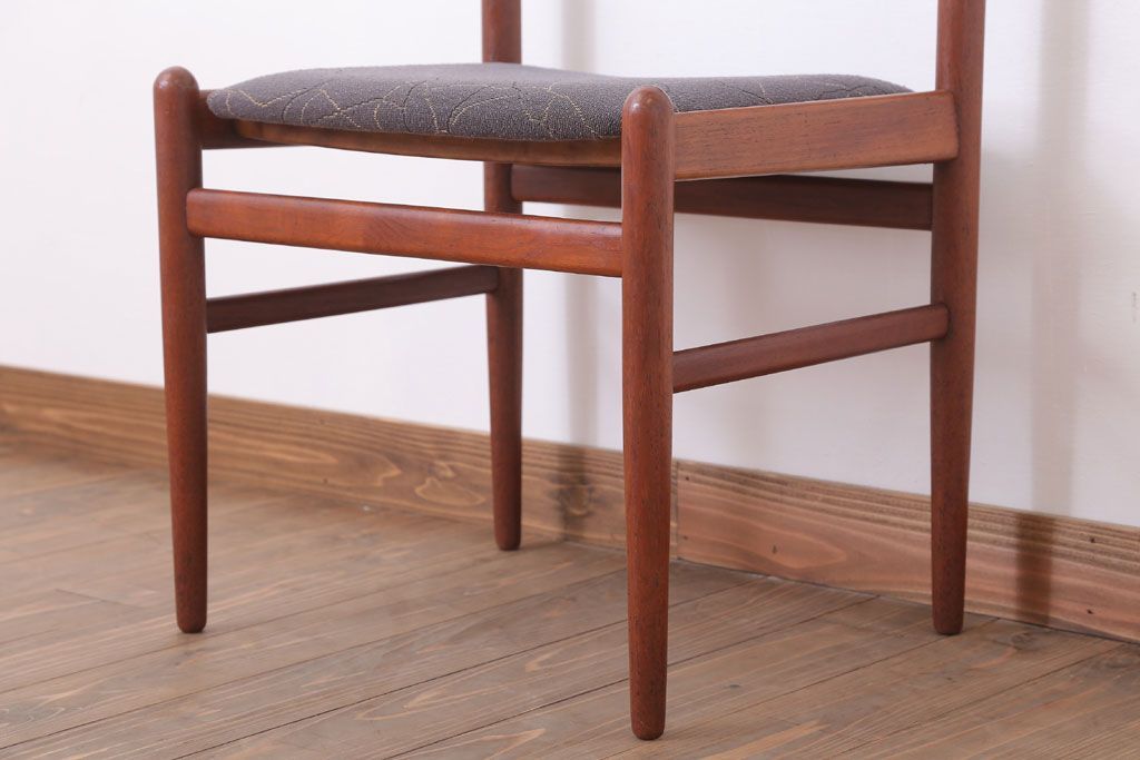 ヴィンテージ家具　北欧ビンテージ　チーク材のシンプルなダイニングチェア(1)