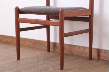ヴィンテージ家具　北欧ビンテージ　チーク材のシンプルなダイニングチェア(1)