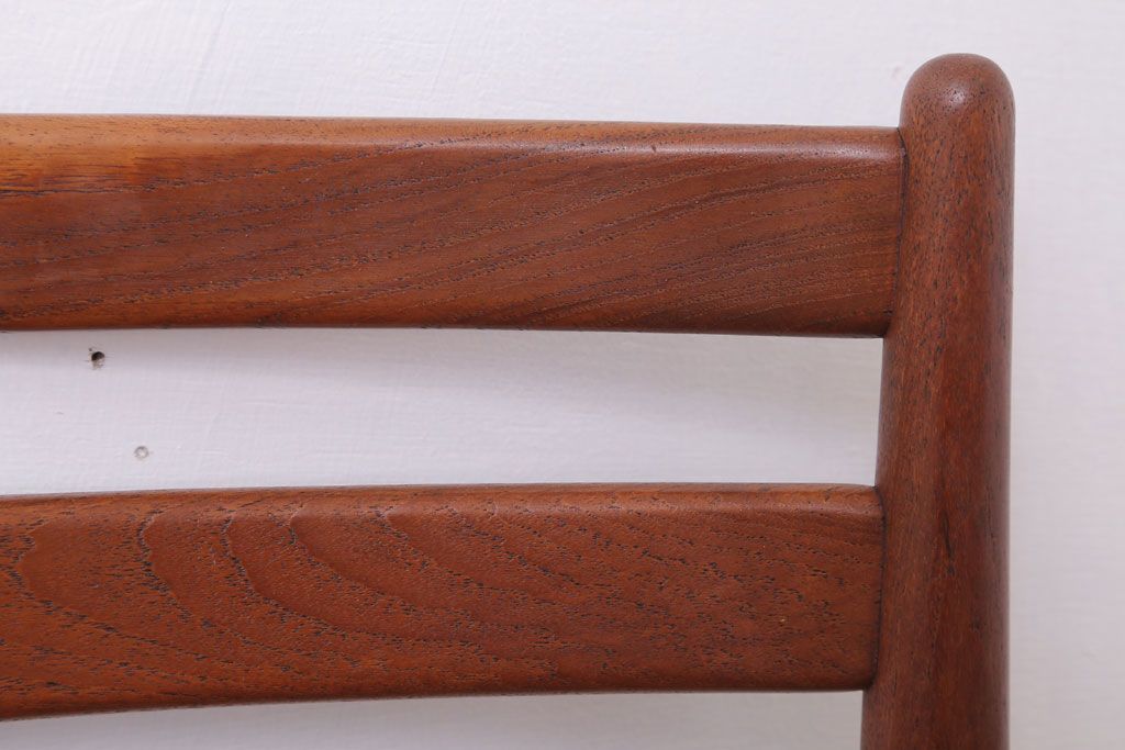 ヴィンテージ家具　北欧ビンテージ　チーク材のシンプルなダイニングチェア(1)