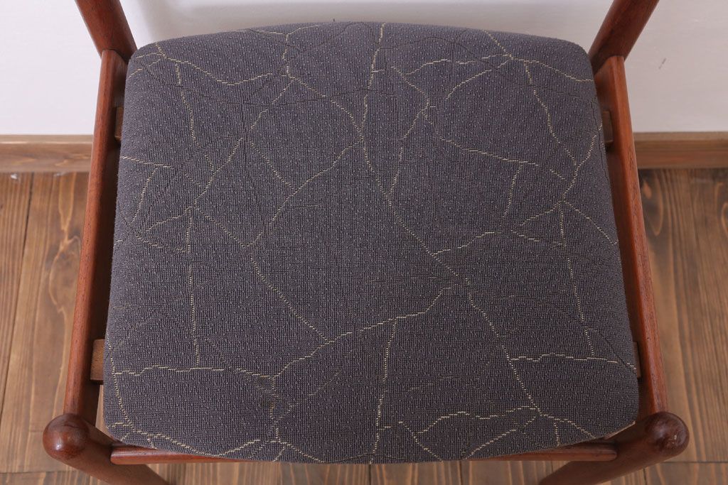 ヴィンテージ家具　北欧ビンテージ　チーク材のシンプルなダイニングチェア(1)