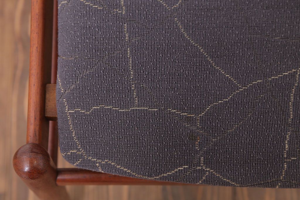 ヴィンテージ家具　北欧ビンテージ　チーク材のシンプルなダイニングチェア(1)