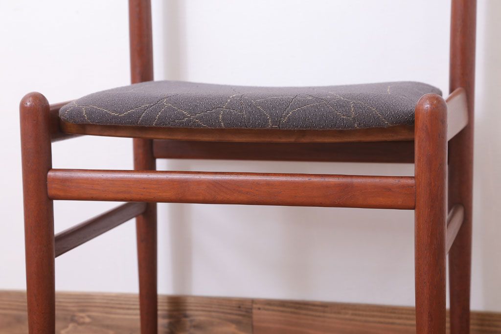 ヴィンテージ家具　北欧ビンテージ　チーク材のシンプルなダイニングチェア(1)