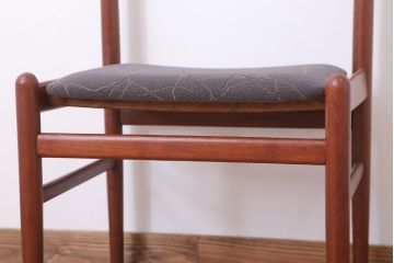 ヴィンテージ家具　北欧ビンテージ　チーク材のシンプルなダイニングチェア(1)