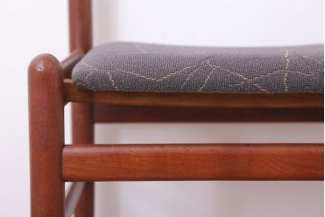 ヴィンテージ家具　北欧ビンテージ　チーク材のシンプルなダイニングチェア(1)