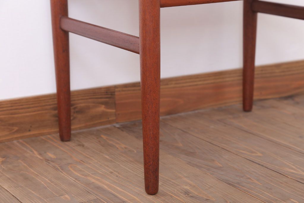 ヴィンテージ家具　北欧ビンテージ　チーク材のシンプルなダイニングチェア(1)