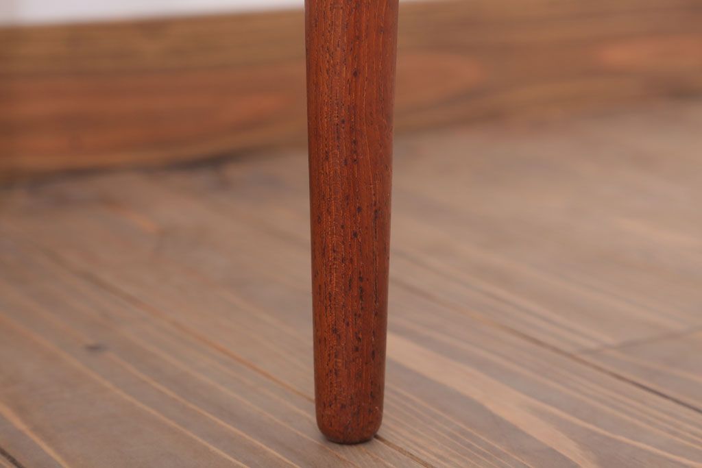 ヴィンテージ家具　北欧ビンテージ　チーク材のシンプルなダイニングチェア(1)
