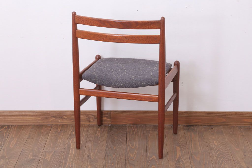 ヴィンテージ家具　北欧ビンテージ　チーク材のシンプルなダイニングチェア(1)