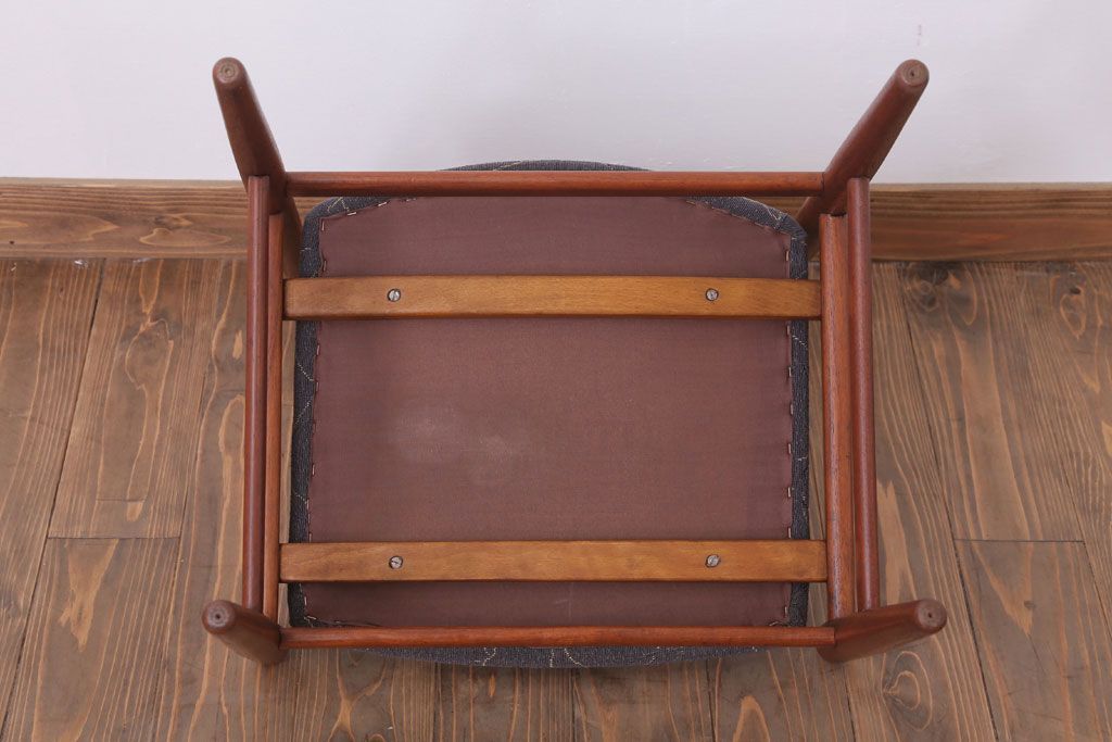 ヴィンテージ家具　北欧ビンテージ　チーク材のシンプルなダイニングチェア(1)