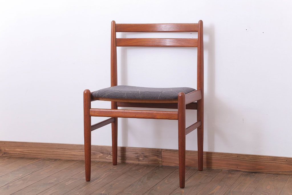 ヴィンテージ家具　北欧ビンテージ　チーク材のシンプルなダイニングチェア(2)
