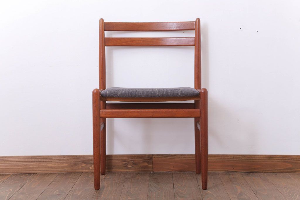 ヴィンテージ家具　北欧ビンテージ　チーク材のシンプルなダイニングチェア(2)