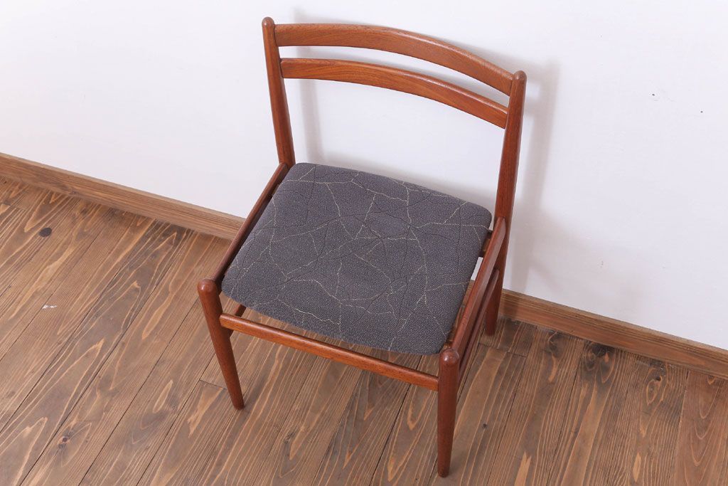 ヴィンテージ家具　北欧ビンテージ　チーク材のシンプルなダイニングチェア(2)