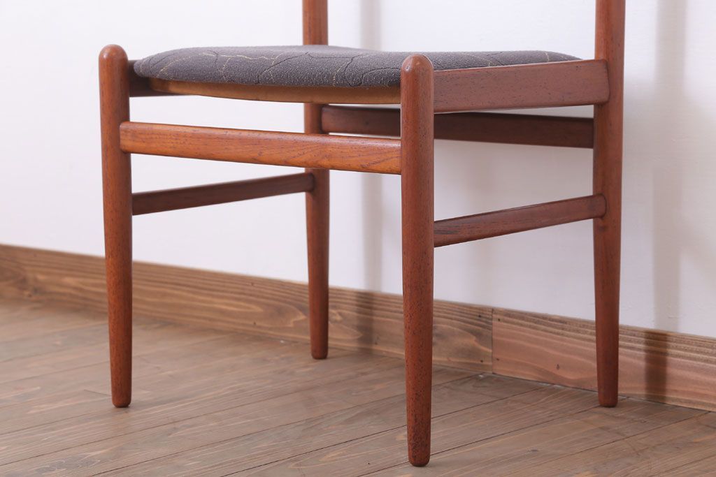 ヴィンテージ家具　北欧ビンテージ　チーク材のシンプルなダイニングチェア(2)