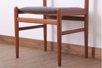 ヴィンテージ家具　北欧ビンテージ　チーク材のシンプルなダイニングチェア(2)