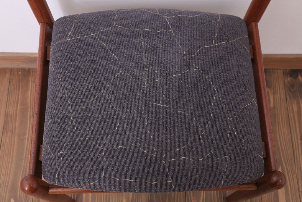 ヴィンテージ家具　北欧ビンテージ　チーク材のシンプルなダイニングチェア(2)