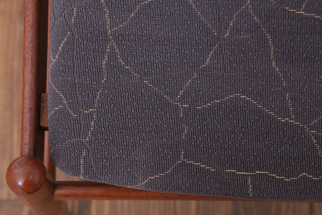 ヴィンテージ家具　北欧ビンテージ　チーク材のシンプルなダイニングチェア(2)