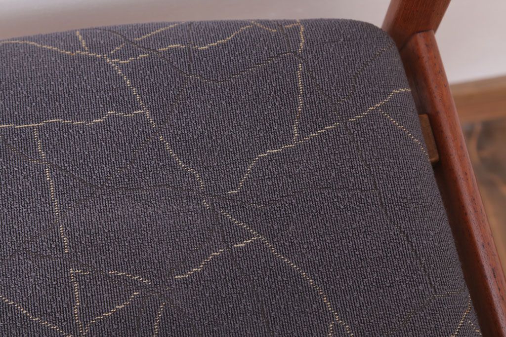 ヴィンテージ家具　北欧ビンテージ　チーク材のシンプルなダイニングチェア(2)