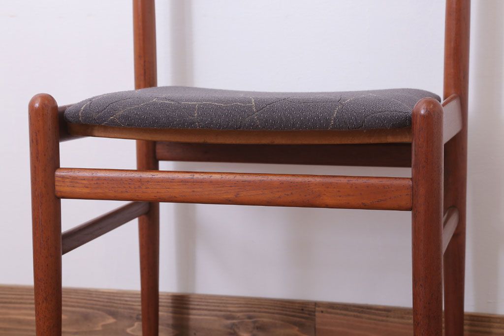 ヴィンテージ家具　北欧ビンテージ　チーク材のシンプルなダイニングチェア(2)