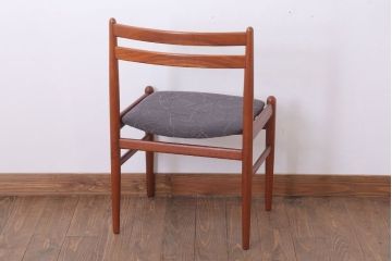 ヴィンテージ家具　北欧ビンテージ　チーク材のシンプルなダイニングチェア(2)