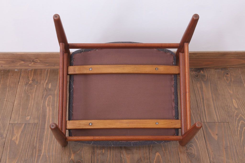 ヴィンテージ家具　北欧ビンテージ　チーク材のシンプルなダイニングチェア(2)