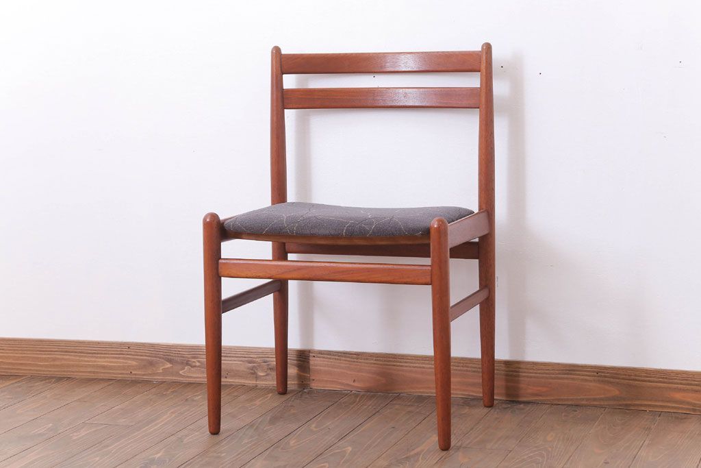 ヴィンテージ家具　北欧ビンテージ　シンプルデザイン　チーク材のダイニングチェア(2)