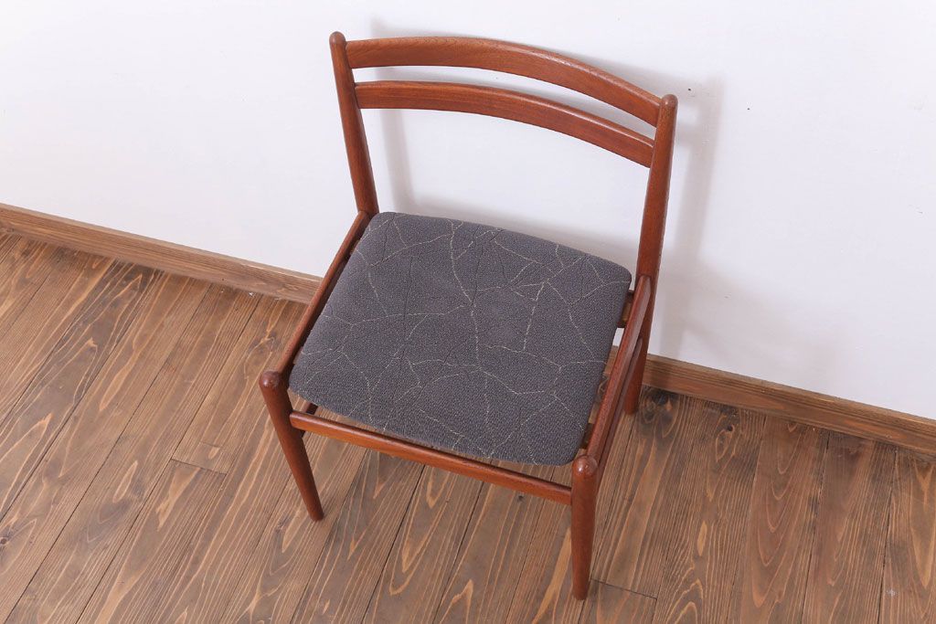 ヴィンテージ家具　北欧ビンテージ　シンプルデザイン　チーク材のダイニングチェア(2)