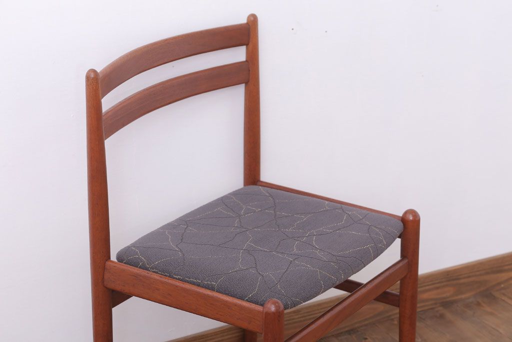 ヴィンテージ家具　北欧ビンテージ　シンプルデザイン　チーク材のダイニングチェア(2)