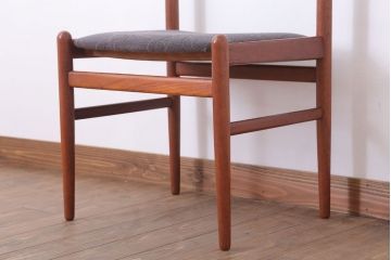 ヴィンテージ家具　北欧ビンテージ　シンプルデザイン　チーク材のダイニングチェア(2)