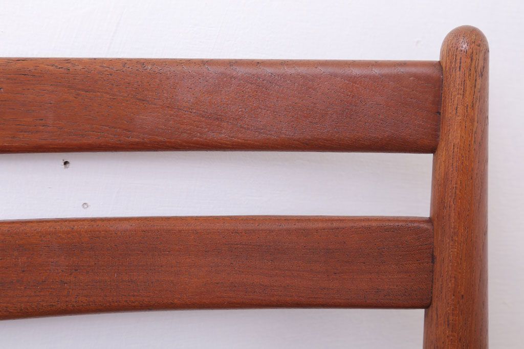 ヴィンテージ家具　北欧ビンテージ　シンプルデザイン　チーク材のダイニングチェア(2)