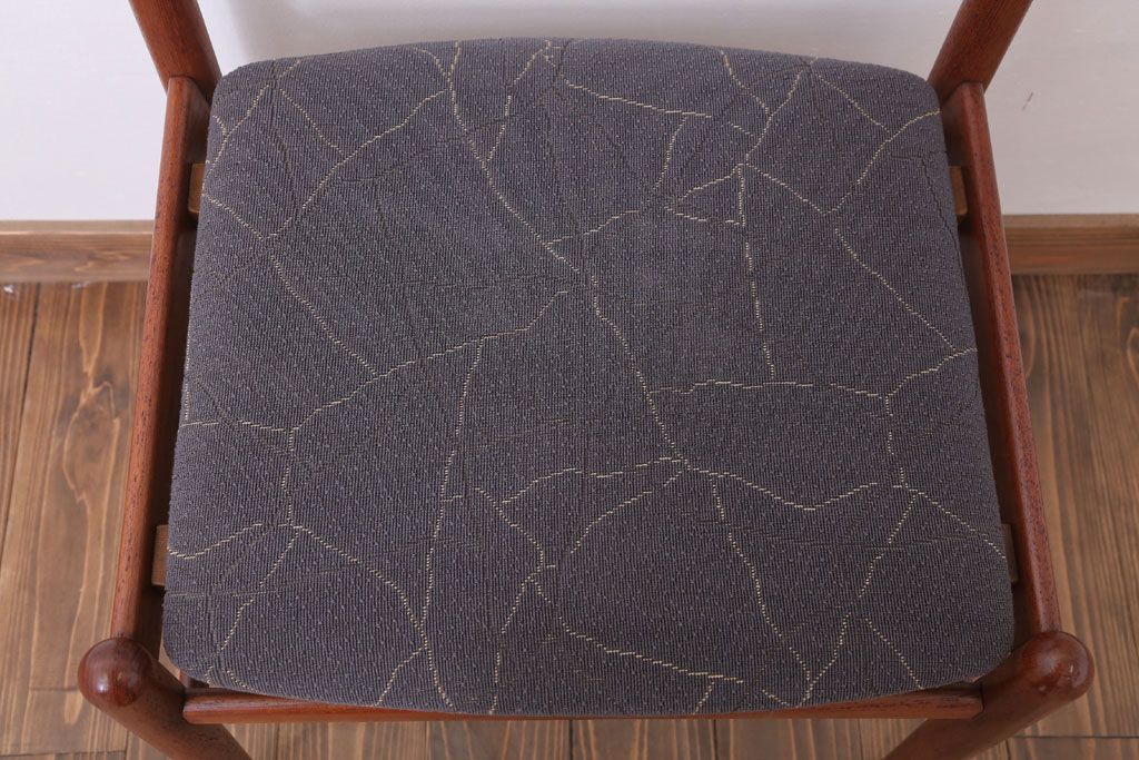 ヴィンテージ家具　北欧ビンテージ　シンプルデザイン　チーク材のダイニングチェア(2)