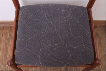 ヴィンテージ家具　北欧ビンテージ　シンプルデザイン　チーク材のダイニングチェア(2)