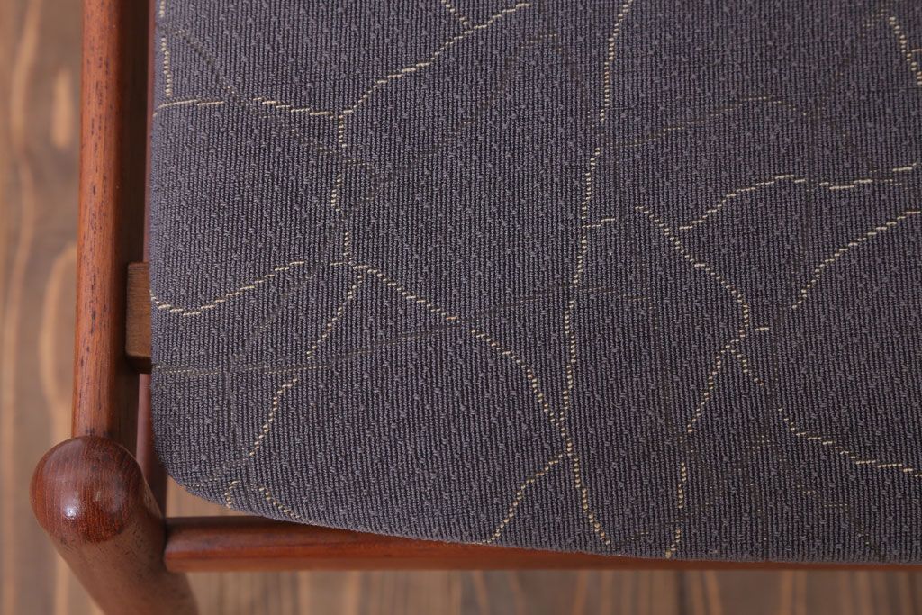 ヴィンテージ家具　北欧ビンテージ　シンプルデザイン　チーク材のダイニングチェア(2)