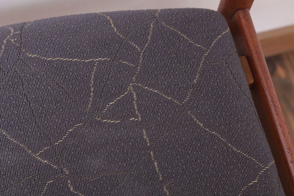 ヴィンテージ家具　北欧ビンテージ　シンプルデザイン　チーク材のダイニングチェア(2)