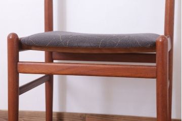 ヴィンテージ家具　北欧ビンテージ　シンプルデザイン　チーク材のダイニングチェア(2)