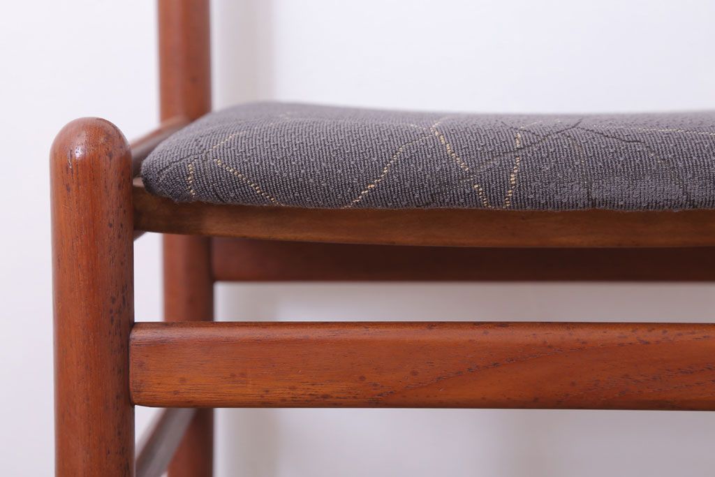ヴィンテージ家具　北欧ビンテージ　シンプルデザイン　チーク材のダイニングチェア(2)
