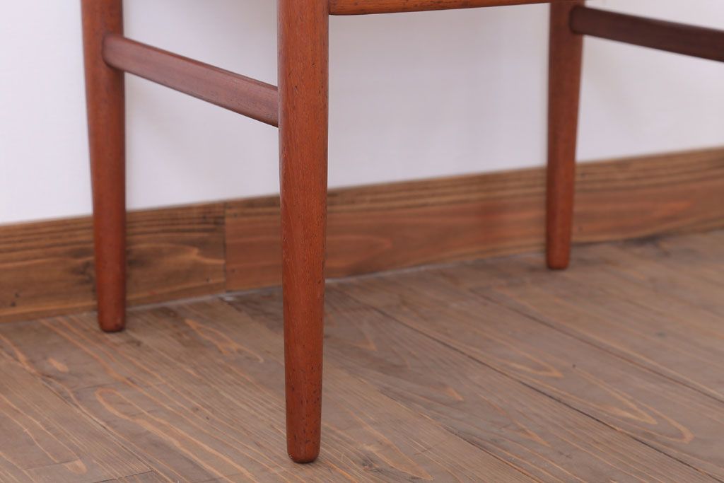 ヴィンテージ家具　北欧ビンテージ　シンプルデザイン　チーク材のダイニングチェア(2)