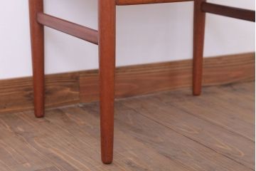 ヴィンテージ家具　北欧ビンテージ　シンプルデザイン　チーク材のダイニングチェア(2)