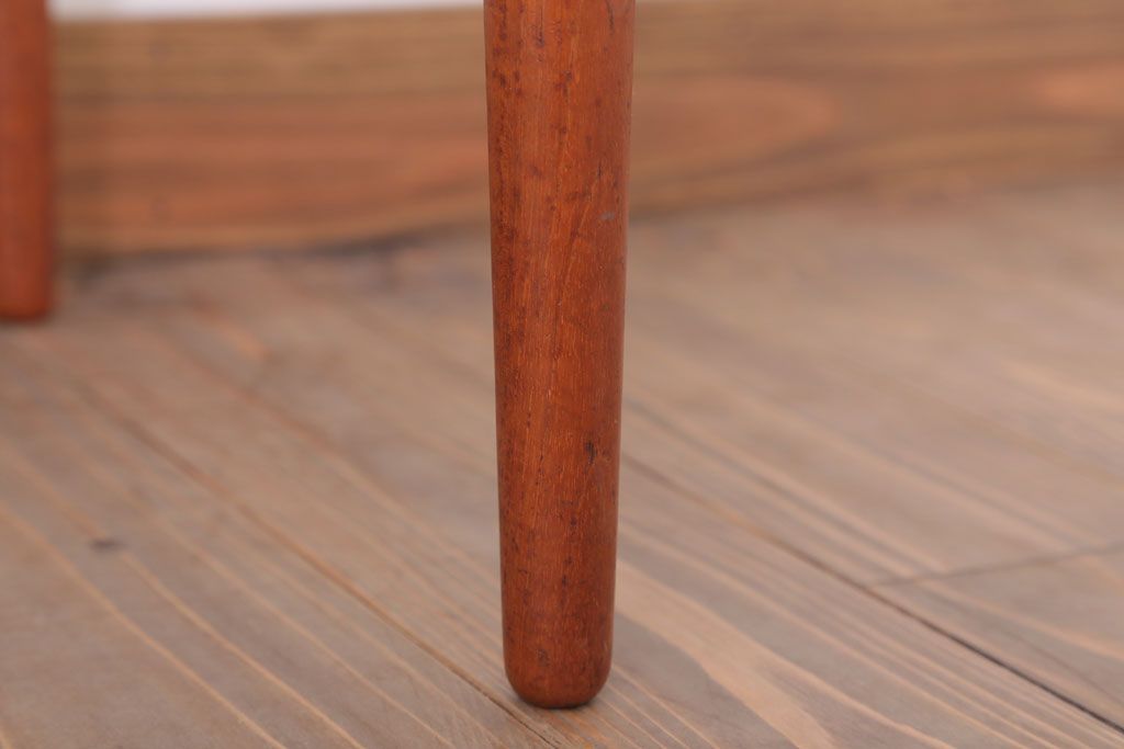 ヴィンテージ家具　北欧ビンテージ　シンプルデザイン　チーク材のダイニングチェア(2)