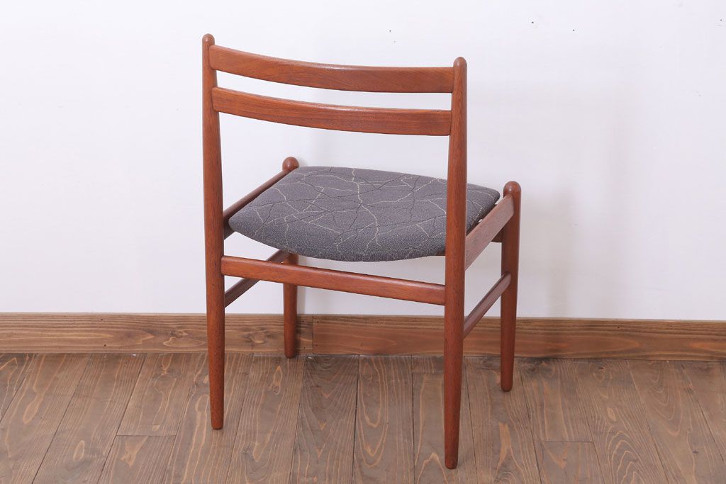 ヴィンテージ家具　北欧ビンテージ　シンプルデザイン　チーク材のダイニングチェア(2)