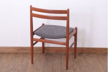 ヴィンテージ家具　北欧ビンテージ　シンプルデザイン　チーク材のダイニングチェア(2)